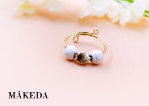 Makeda joyeria, Anillo Ajustable Chapa de Oro y Turquesa Blanca
