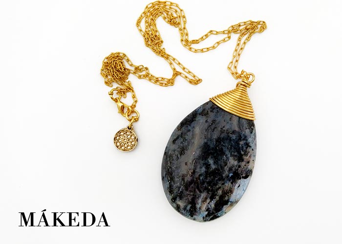Makeda joyeria, Dije Espectrolita Gris y Chapa de Oro