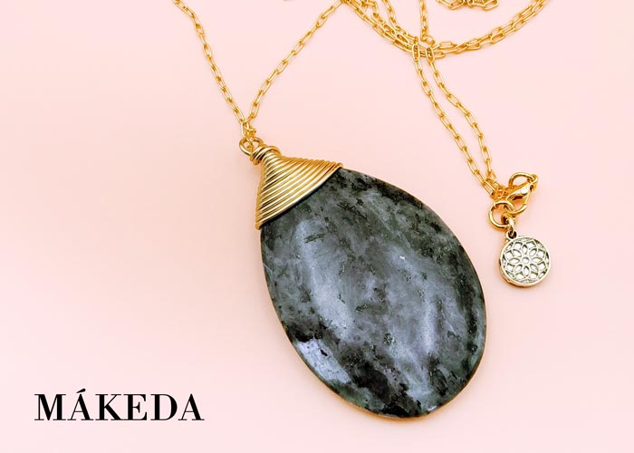 Makeda joyeria, Dije Espectrolita Gris y Chapa de Oro